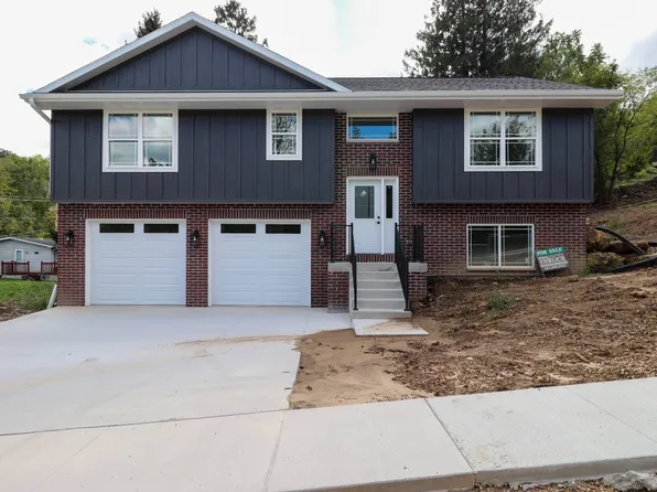 3080 Helen Ridge Ct, Dubuque, IA 52001