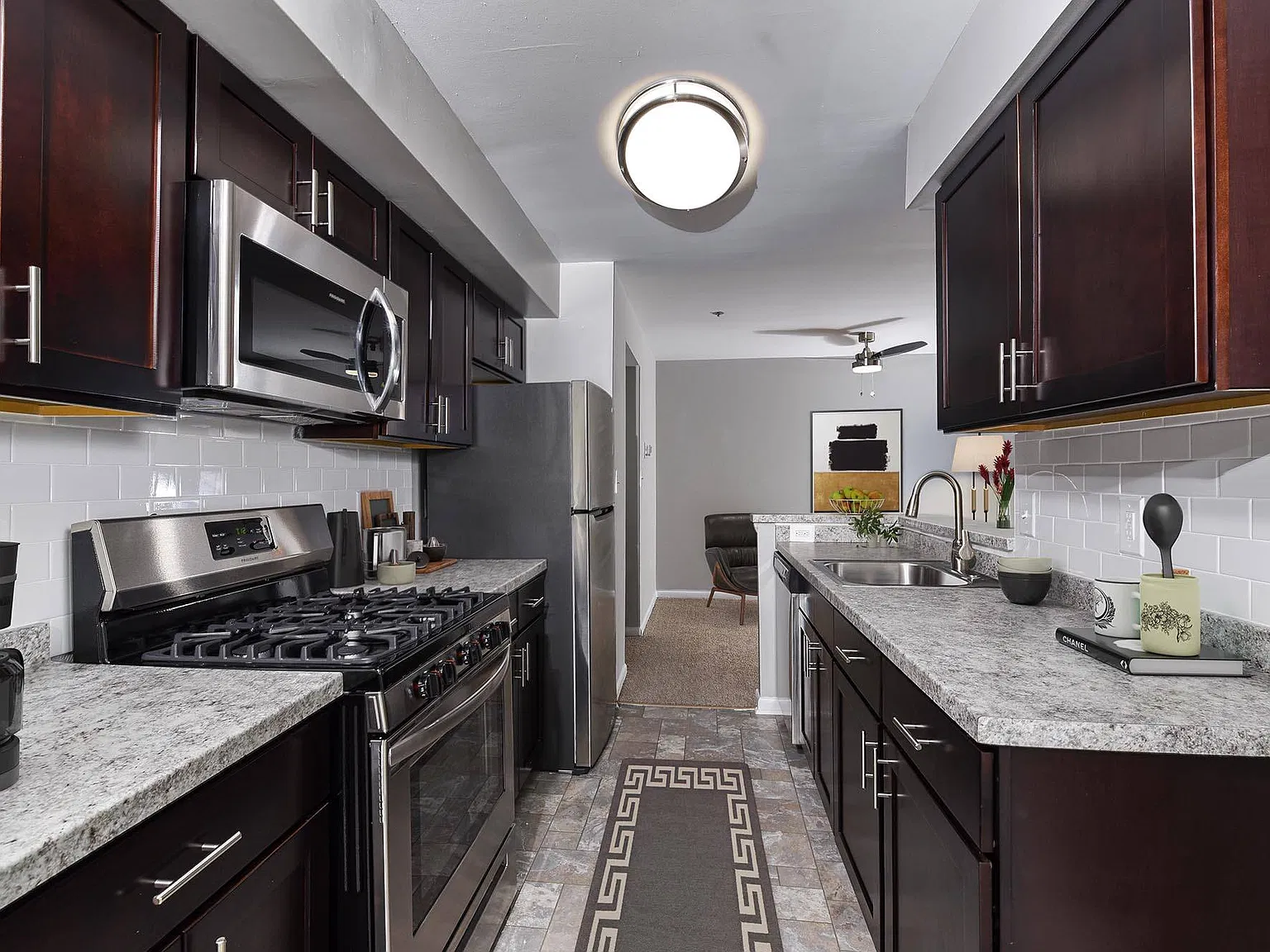 Yorkshire Apartments — Photo 1