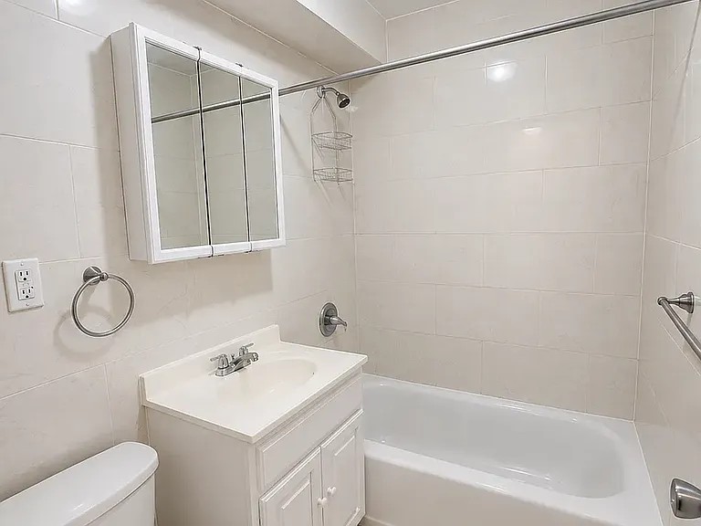 2112 Starling Ave #2G — Photo 3