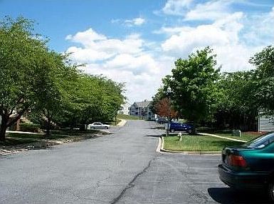 street scene, plenty of parking