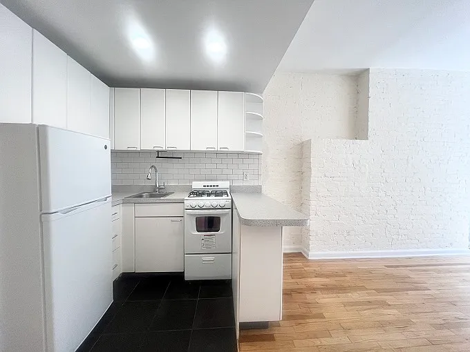 325 E 54th St #1B — Photo 4