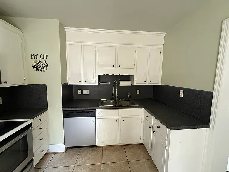 324 E Peterson Dr — Photo 15