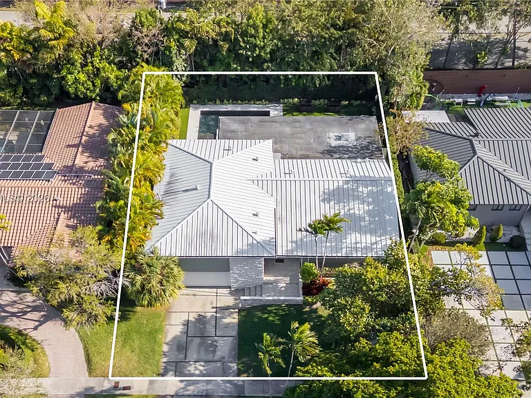 301 Shore Dr E — Photo 55