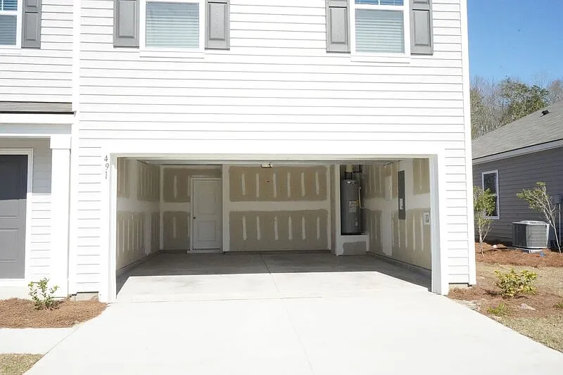 5 bed, 3.0 bath, 2361 sqft, $2,500 — Photo 3