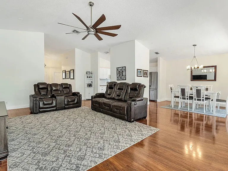 1304 Waterway Cove Dr — Photo 3