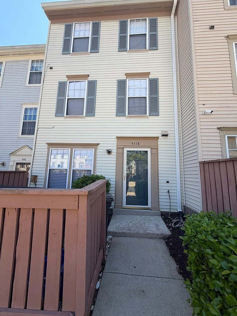 3 Level Townhouse With 3bedrooms And 2 Full Baths — Photo 1