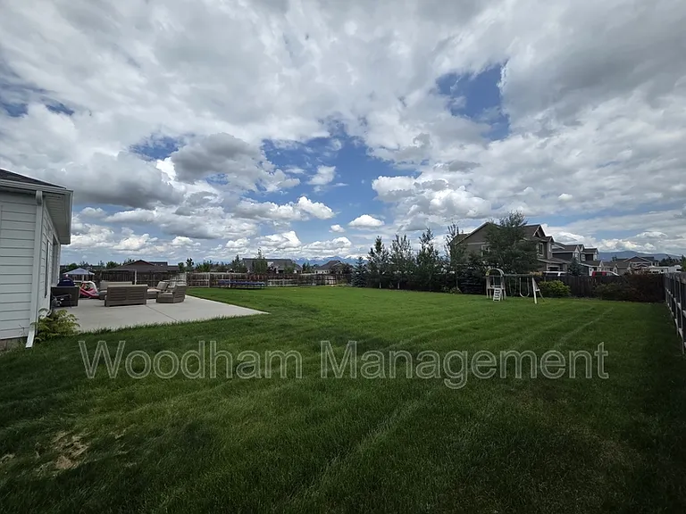 98 Caitlin Rd — Photo 36