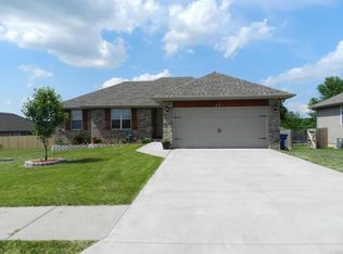 881 E Sparrow Rd, Nixa, MO 65714