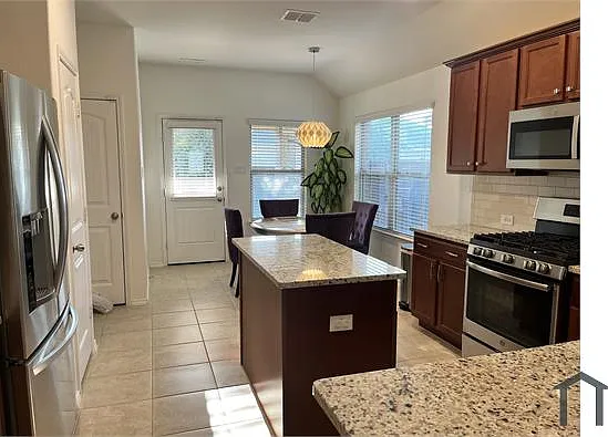 3 bed, 1456 sqft, $2,600 — Photo 3