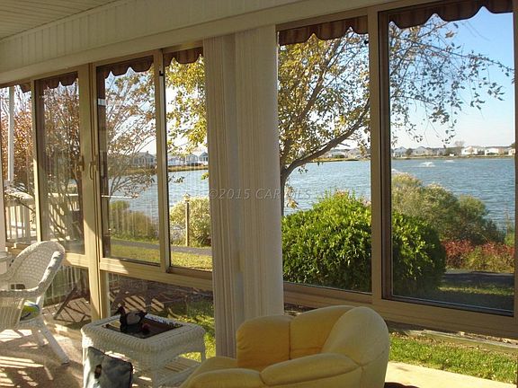 Spacious Sunroom Waterside