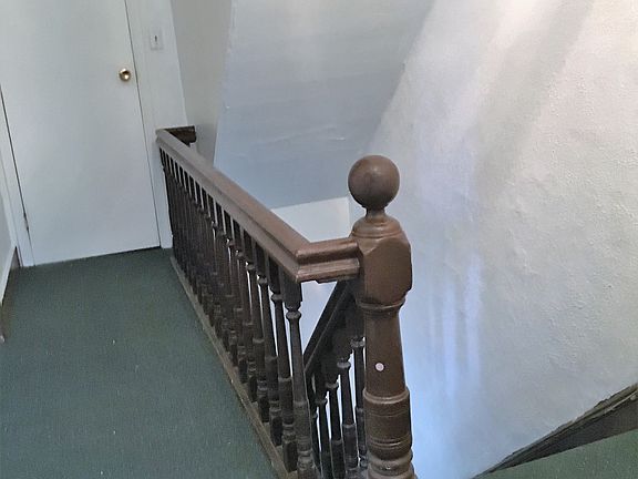 UPSTAIRS HALL WAY