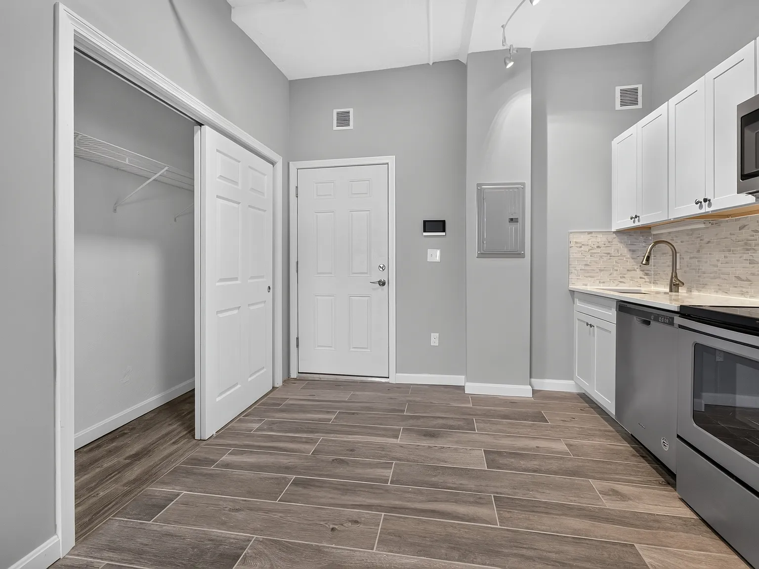 Studio, 450 sqft, $1,725 — Photo 4