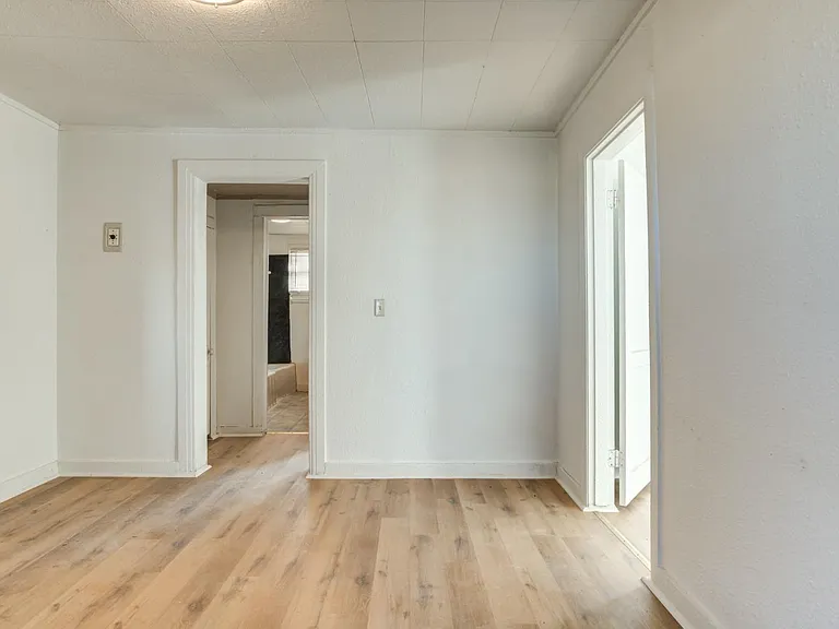 807 W 5th St — Photo 14