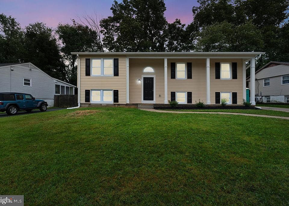 1st image of 501 Williamsburg Ln