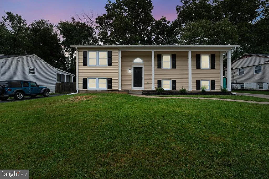 501 Williamsburg Ln photo 1