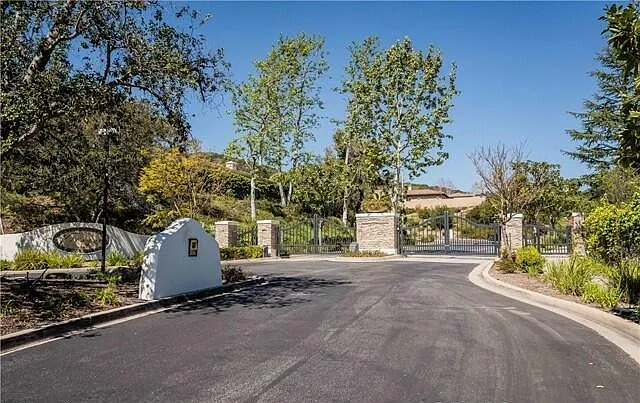 4 bed, 3062 sqft, $8,750 — Photo 3