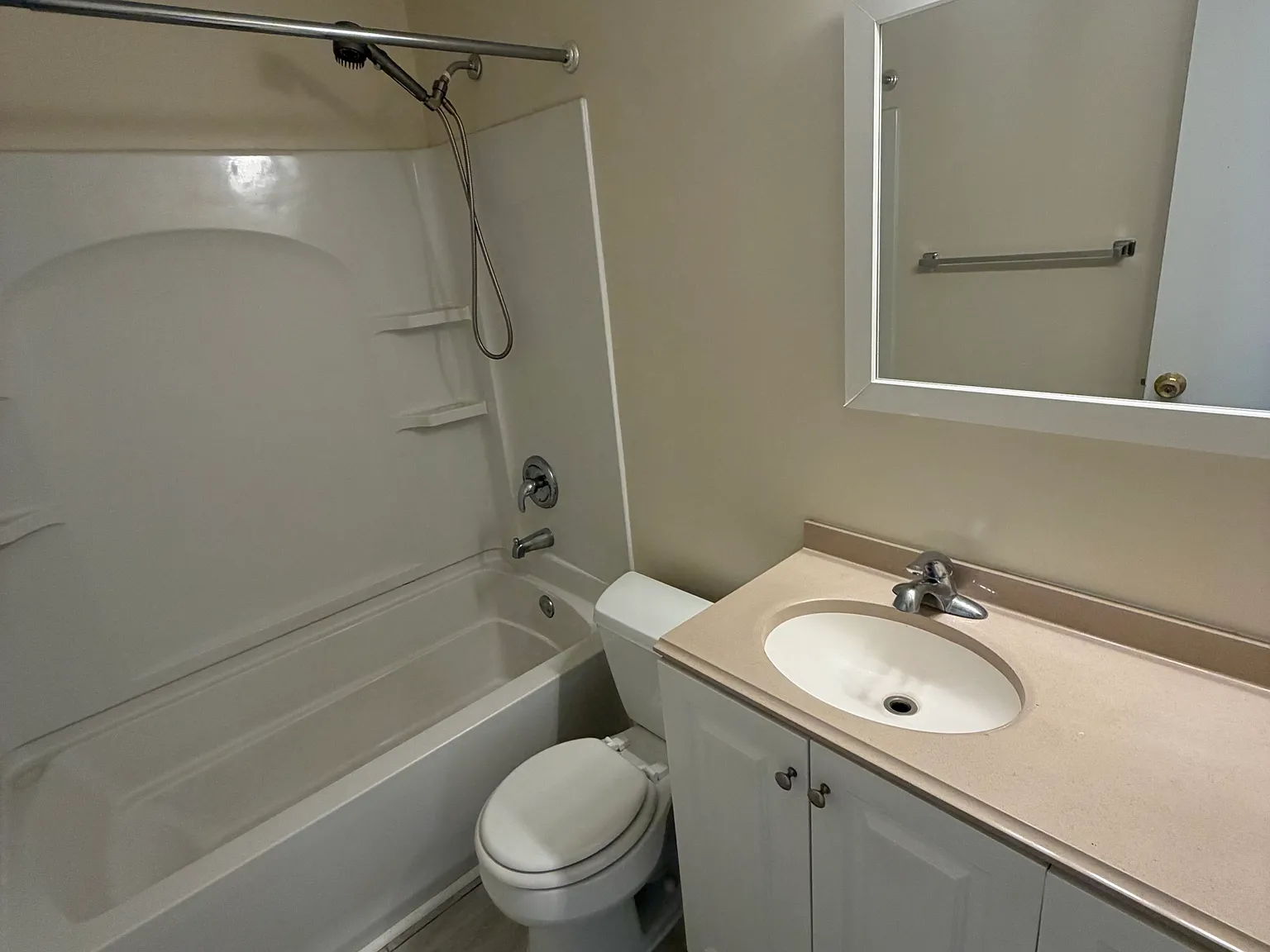 2 bed, 1000 sqft, $1,900 — Photo 4