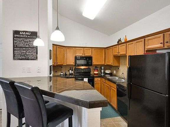 Kitchen and Breakfast Bar