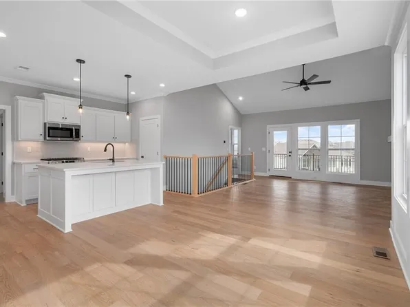 8213 Aurora St, Lenexa, KS 66220