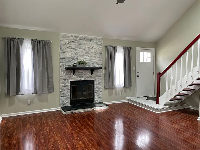1104 Creekside Ct — Photo 5