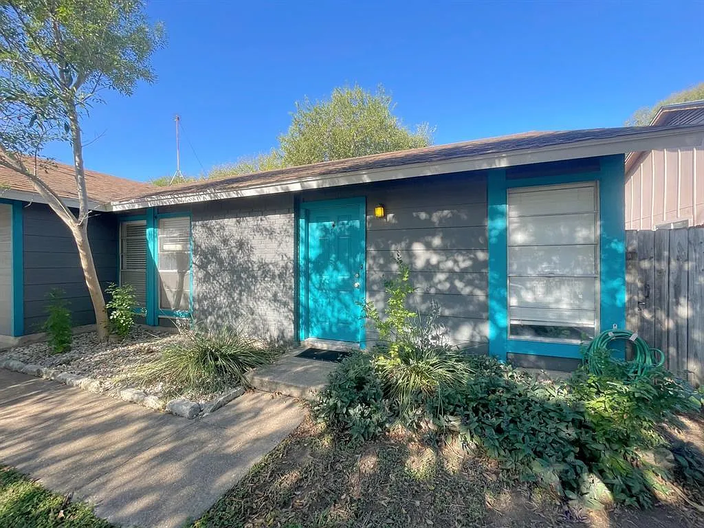 3 bed, 2.0 bath, 912 sqft, $1,550 — Photo 1