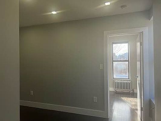 3rd image of 228 E 116th St APT 25
