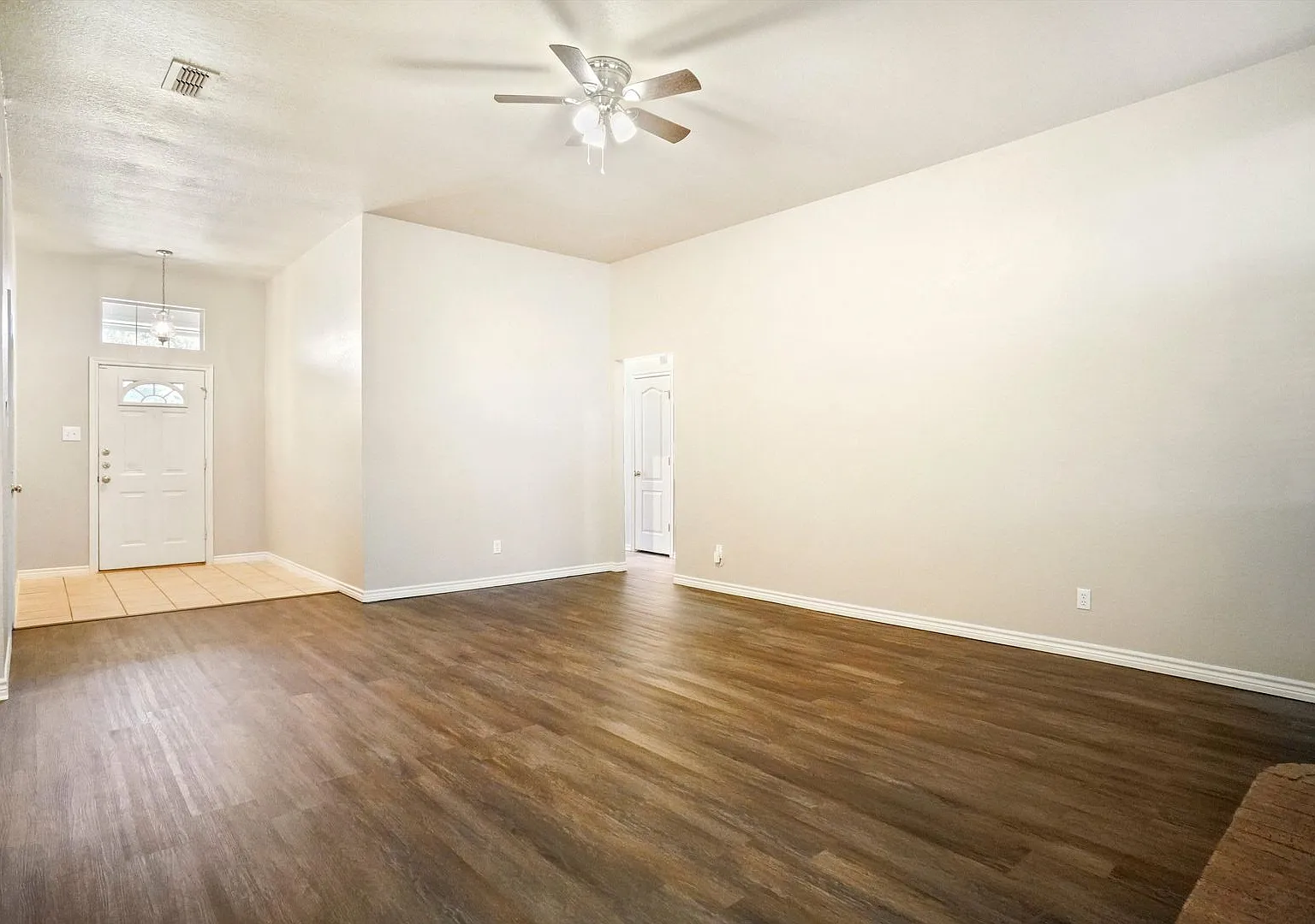 Spacious 3/2/2 For Lease — Photo 4