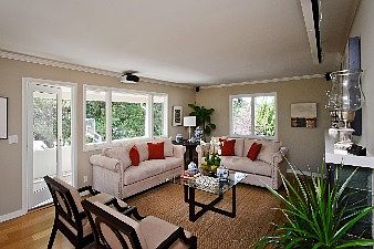 Living room :: 1549 Molitor Road