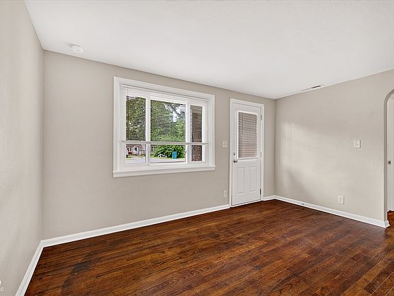 4th image of 14 Glenda Dr