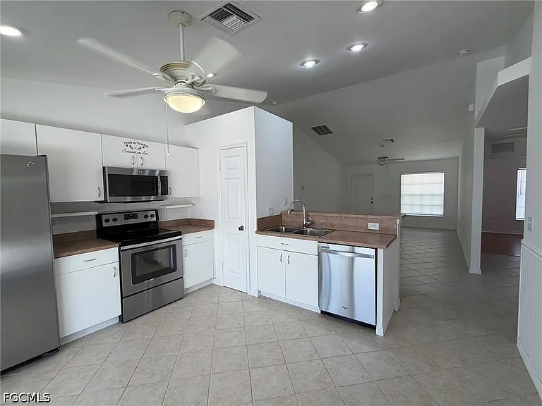 1424 NE 13th Pl — Photo 10