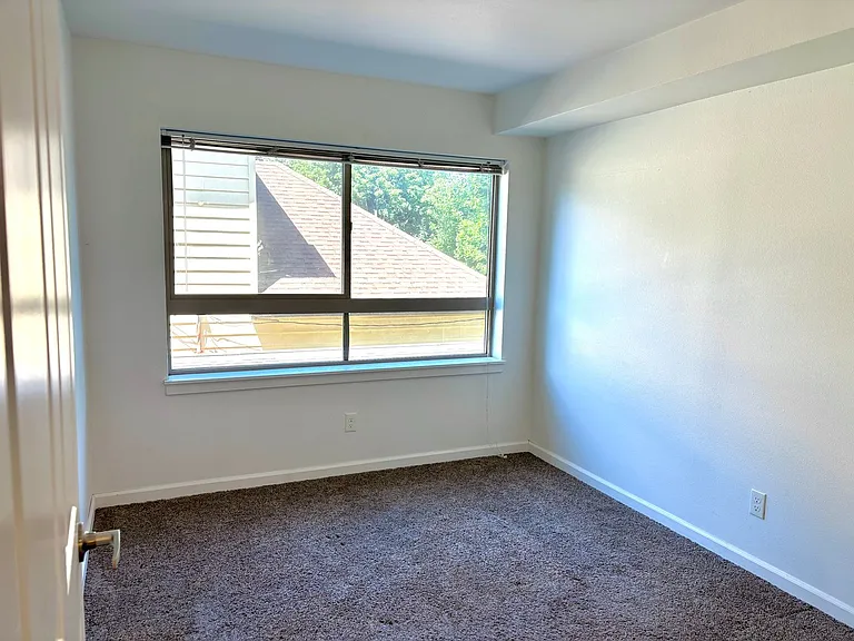 Roseland Apartments — Photo 22