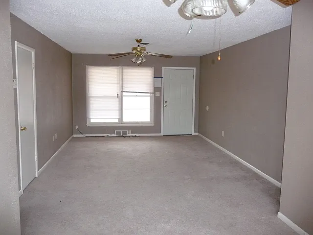 Central location, large corner lot — Photo 3