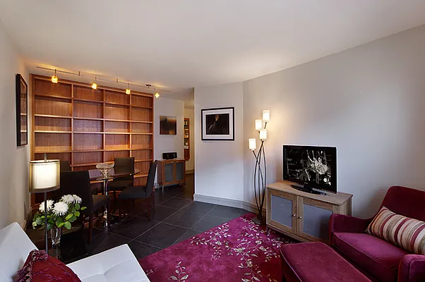 Rented by CORE | media 9