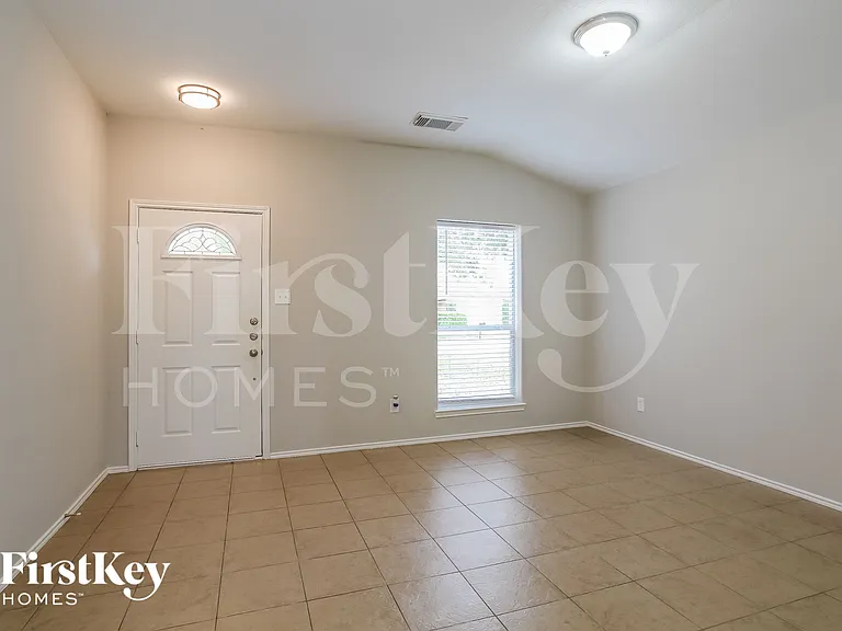 8110 Berkely Ct — Photo 3
