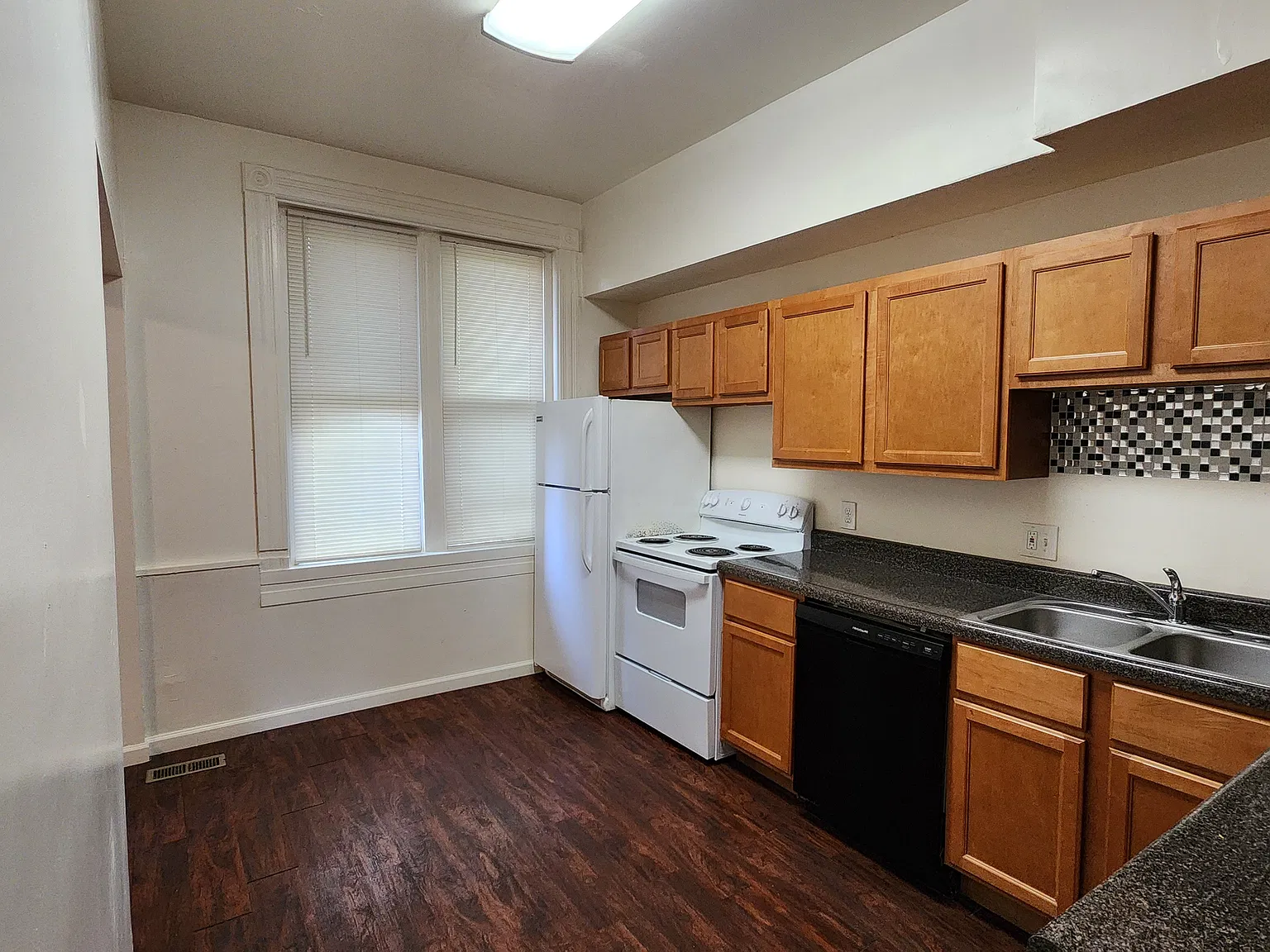 6 bed, 1698 sqft, $4,350 — Photo 4