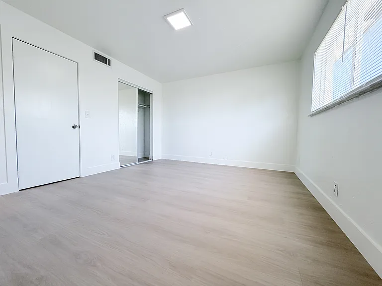 1100 S Broadway #205 — Photo 7