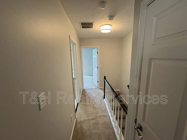 516 Lockerbie Cir N — Photo 14