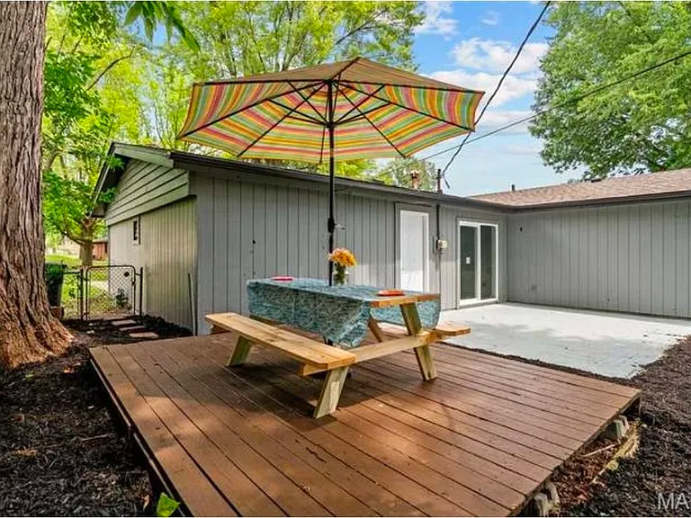 Gale Dr — Photo 13