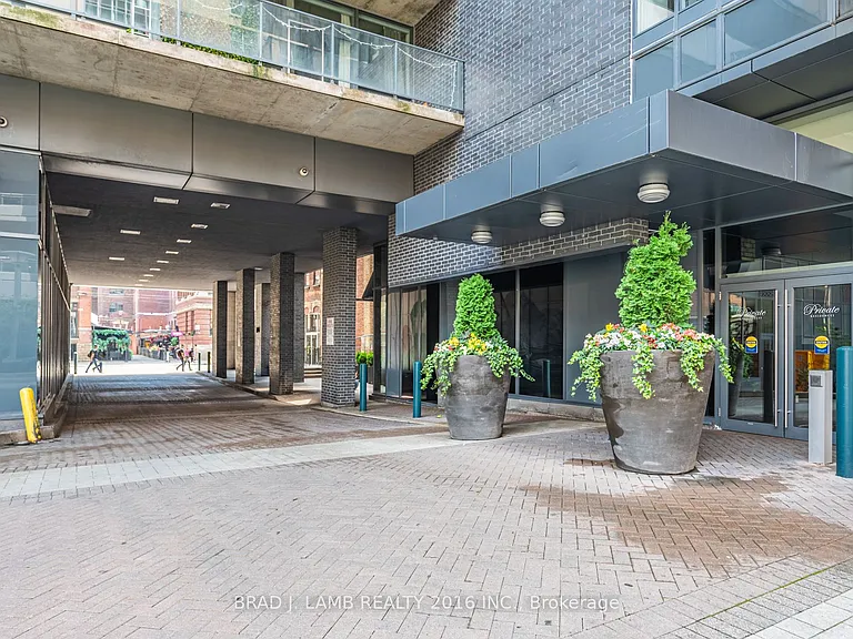 478 King St W #512 — Photo 2