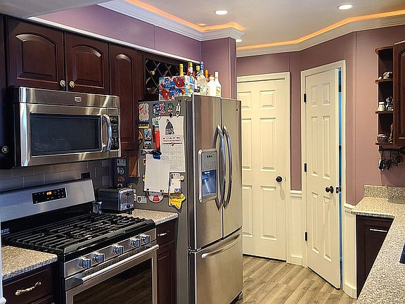 5th image of 2329 Woodbine Ave