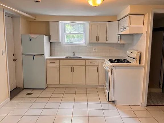 4th image of 47 Aqueduct Ave #Basement