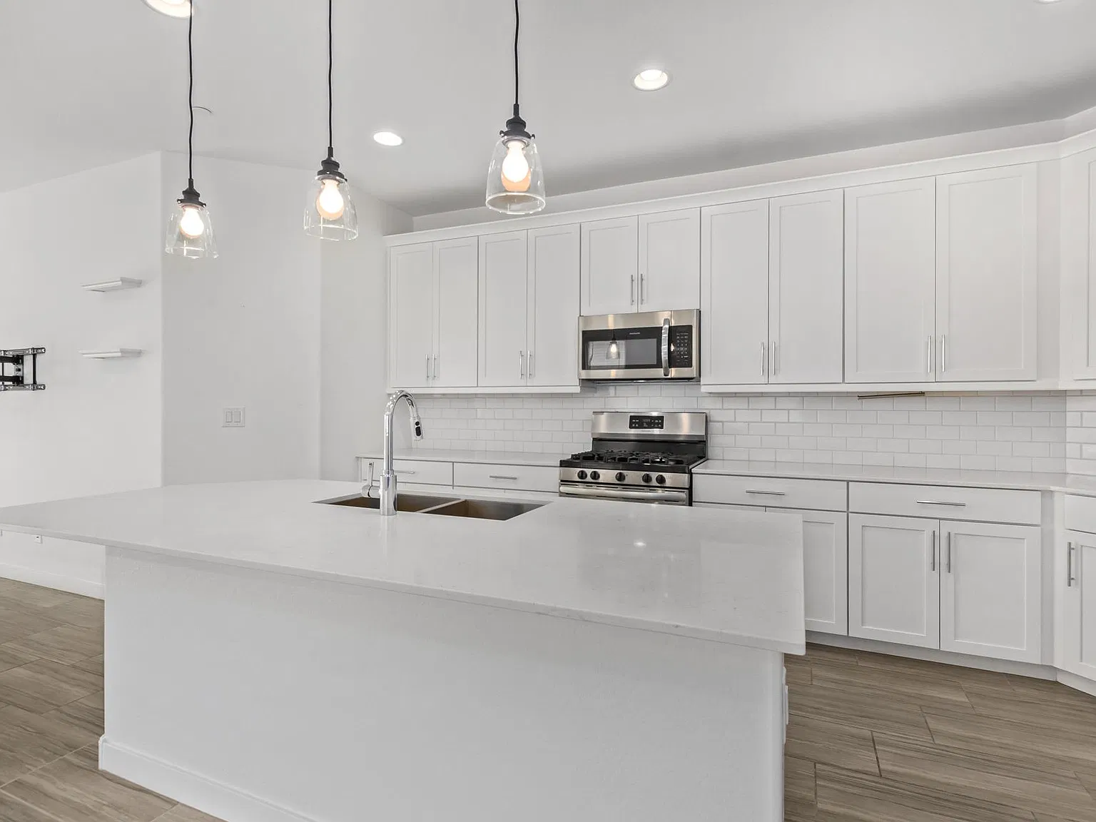 4 bed, 1921 sqft, $2,600 — Photo 4