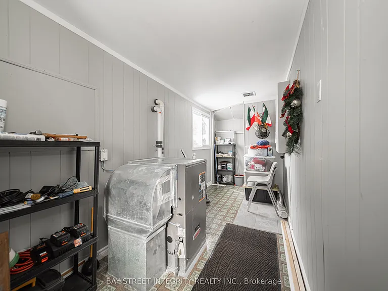 74 De La Salle Blvd — Photo 40