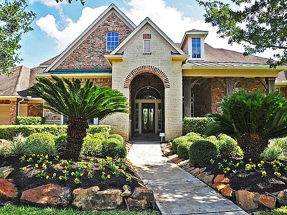 With easy access to I-10 for communing, and close to Katy Mills mall for shopping. You have it all r