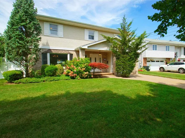 22 Burns Lane, Massapequa, NY 11758