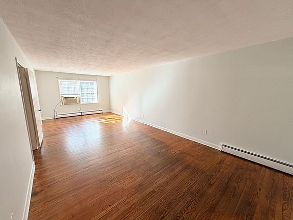 4th image of 642 E Broad St APT A-4