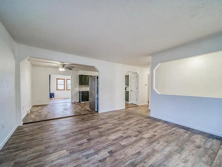 1108 Hess Ave — Photo 2