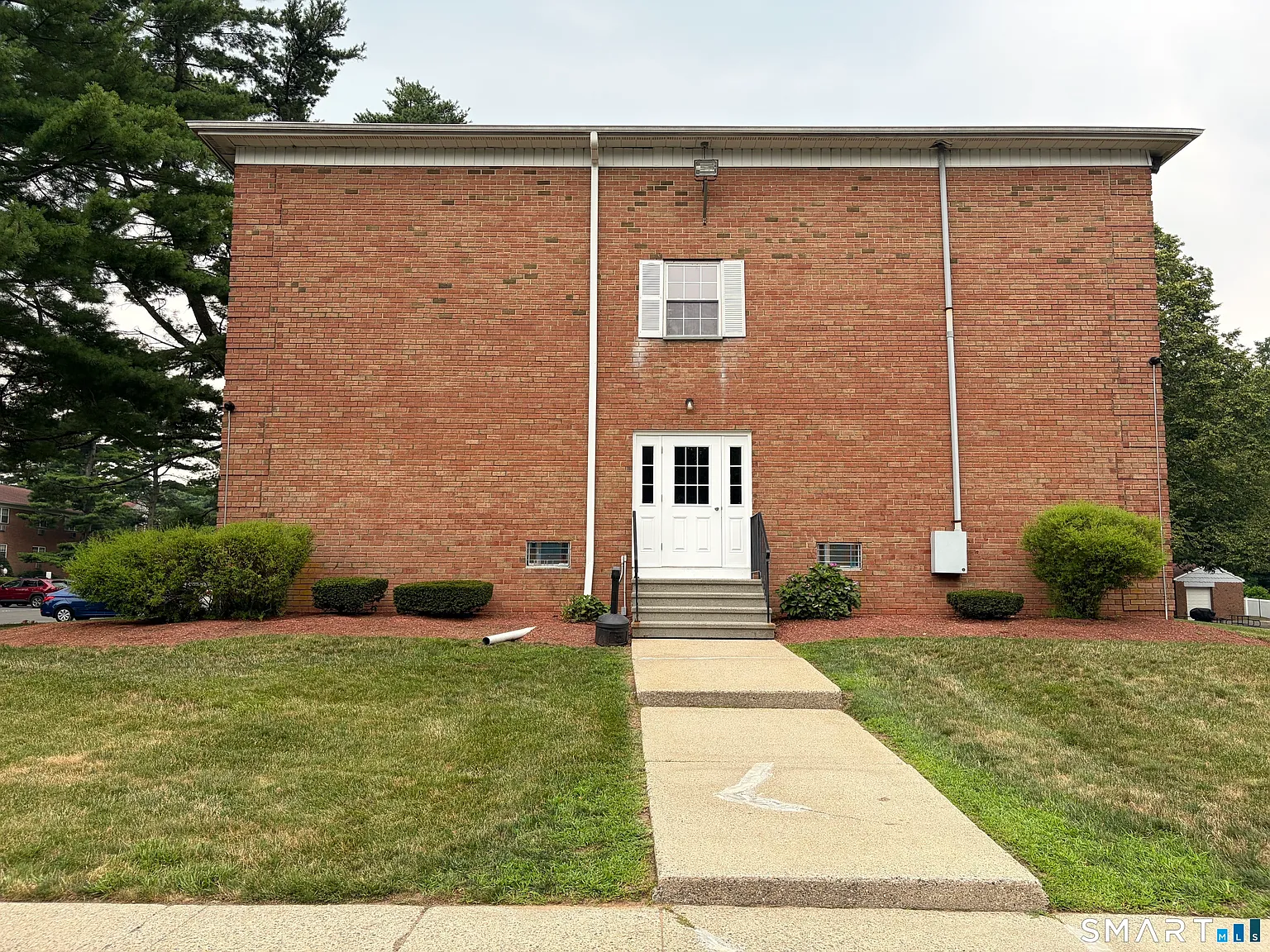 Colonial Manor — Photo 3