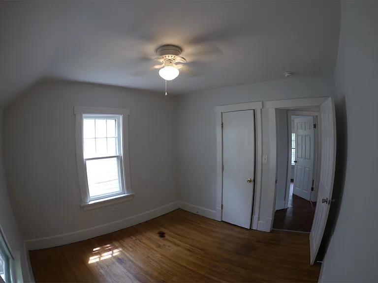 915 Woodstock Ave — Photo 3