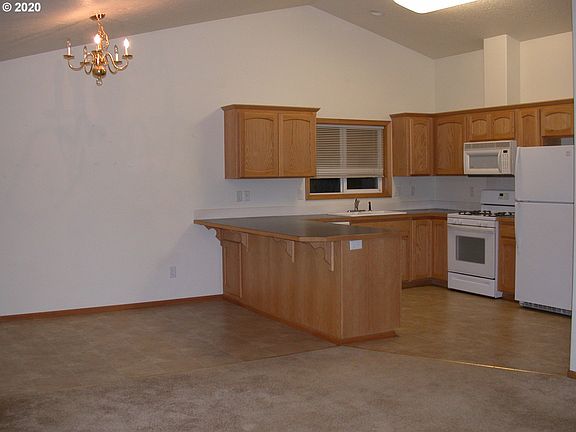 3rd image of 572 Creswood Dr